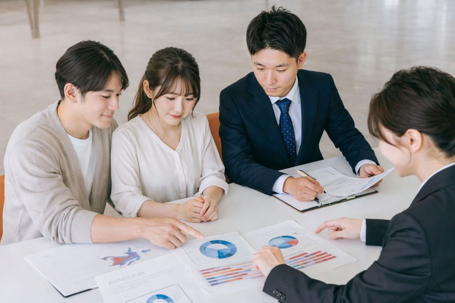 可児市アルファテック不動産　アルファテック不動産　いえとち本舗岐阜東濃店　住宅建替え相談で質問しているイメージ写真